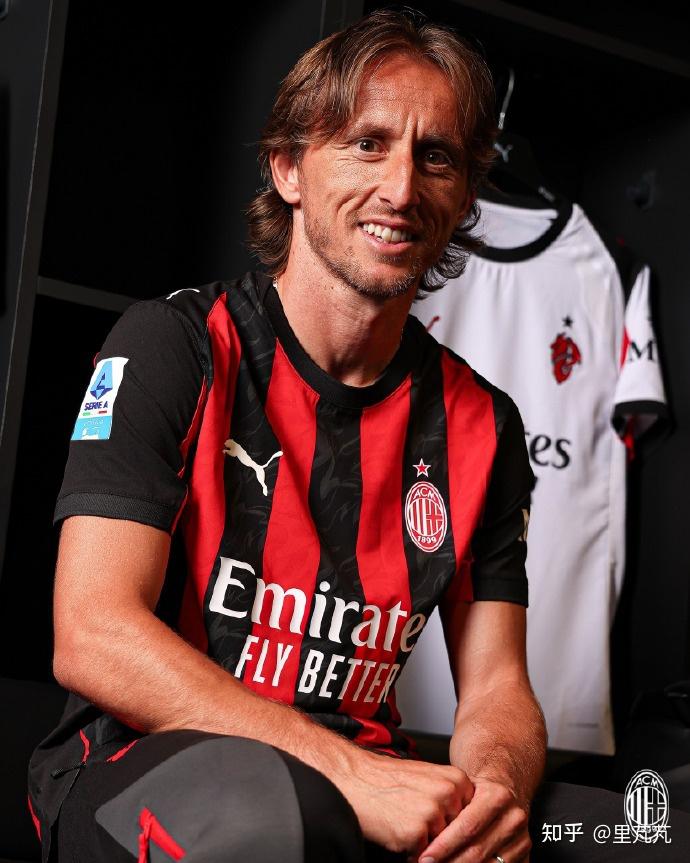 太阳报：英乙球迷朝对方门将扔椅子，被球队主帅严厉批评